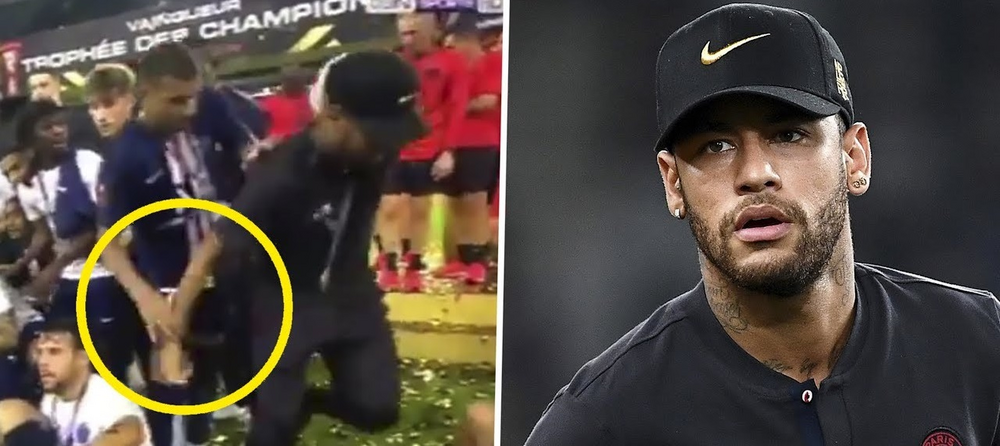 Мбаппе выталкивает Неймара во время общекомандного фотографирования