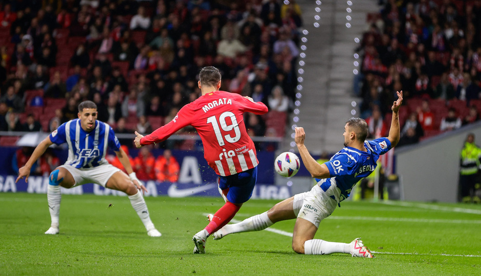 Альваро Мората забивает в ворота «Алавеса». Фото: оф.сайт «Атлетико»