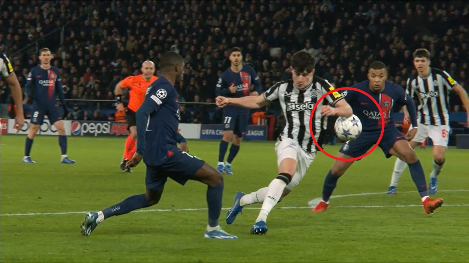 Момент попадания мяча в руку в развязке матча ПСЖ - «Ньюкасл». Фото: Optus Sport