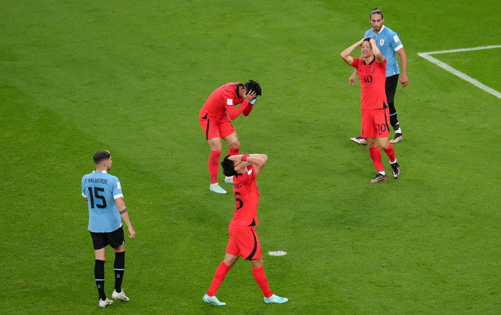 Реакция Кима Муна-хвана после попадания мяча в перекладину