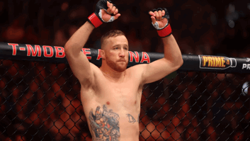 Гейджи завоевал титул чемпиона UFC в лёгком весе после сенсационной победы над Топурией