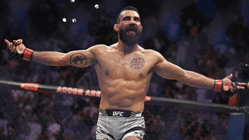 Сен-Дени досрочно победил Дэна Хукера в соглавном бою турнира UFC 325