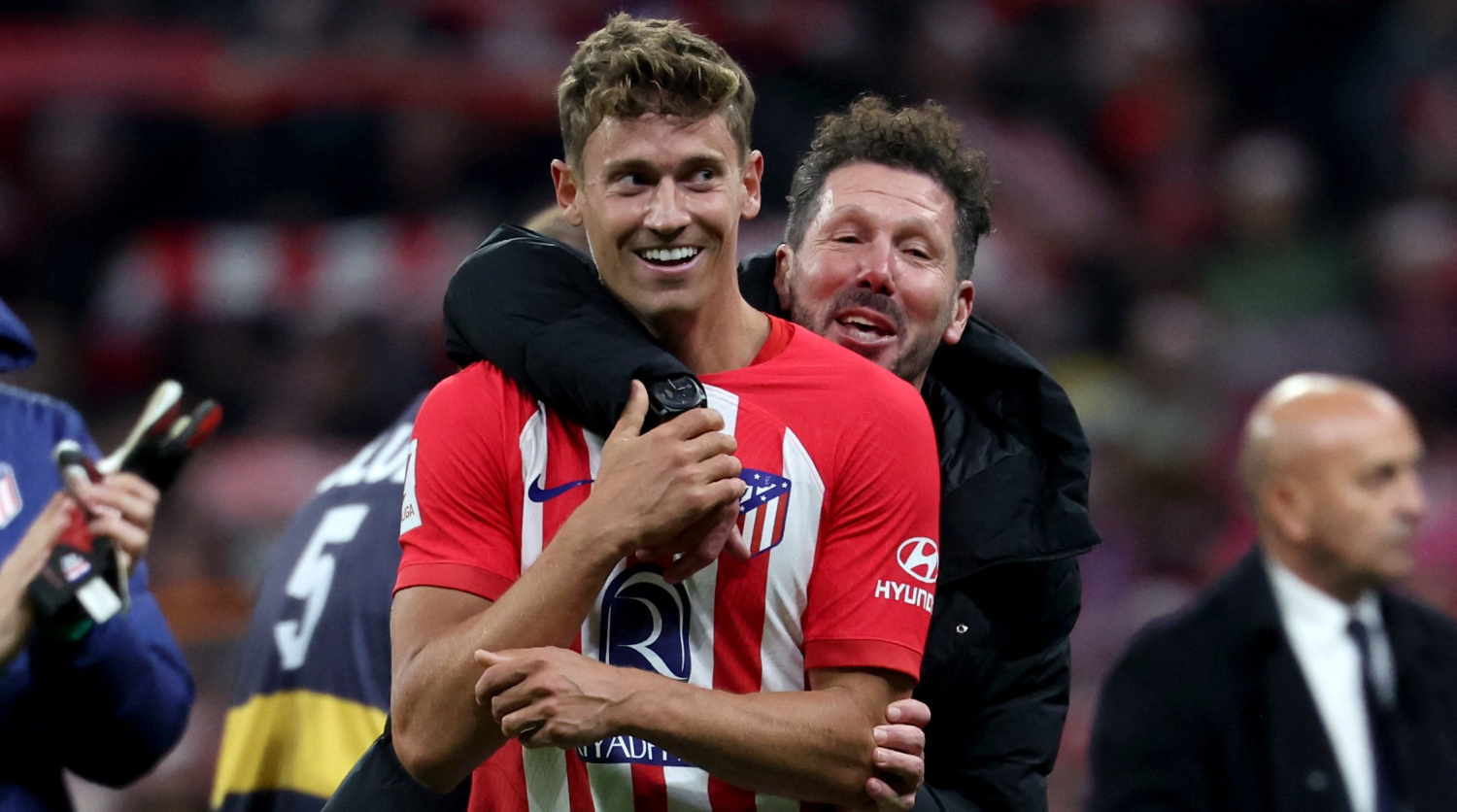 Диего Симеоне поздравляет Маркоса Льоренте после матча с «Севильей». Фото Football-Espana