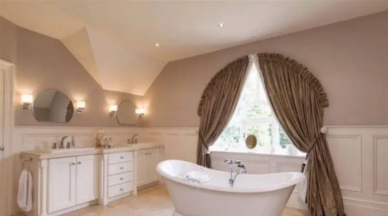 Одна из шести ванных комнат