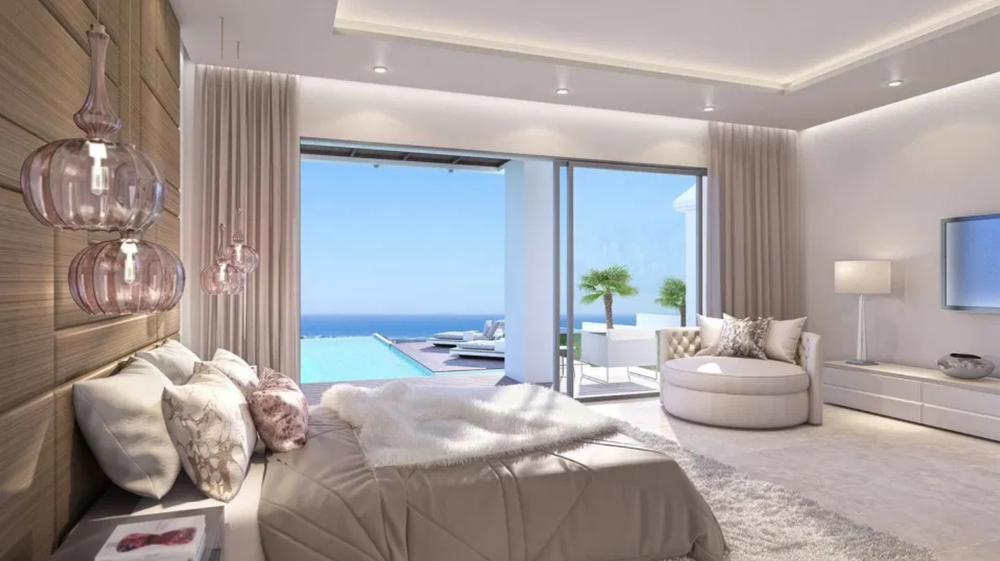 К бассейну можно выйти прямо из спальни