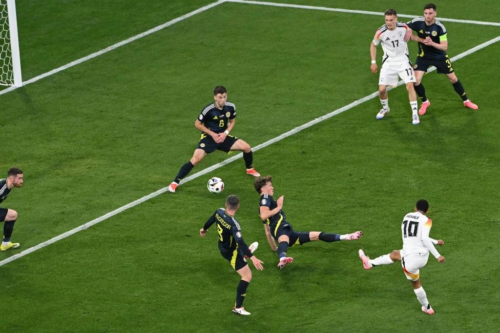 Джамал Мусиала забивает гол в ворота Шотландии. Фото Getty Images