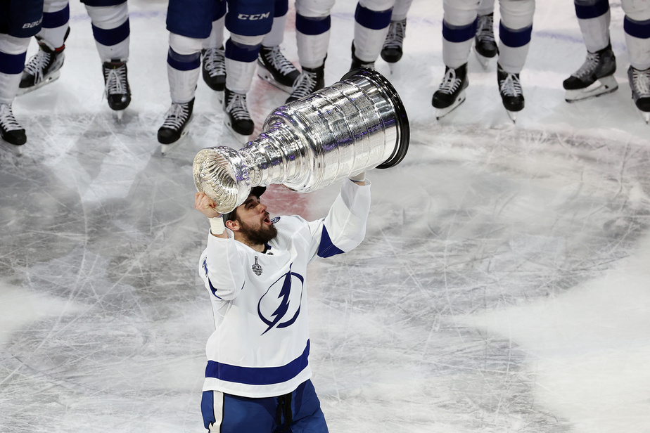 Седрик Пакетт с Кубком Стэнли