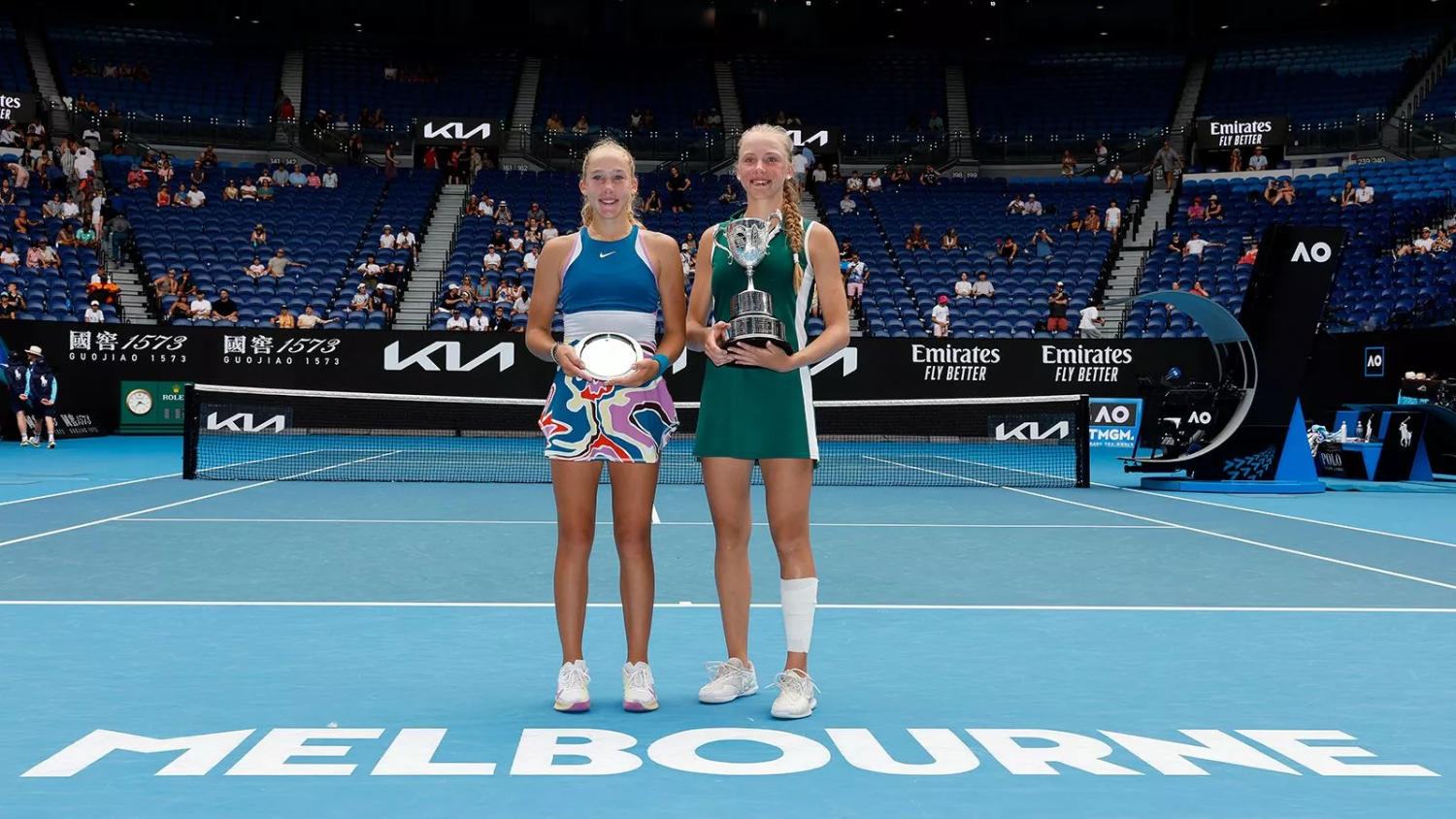Мирра Андреева и Алина Корнеева после финала юношеского AO-2023. Фото: Getty Images