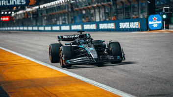 Расселл выиграл Гран-при Сингапура, оставив позади Ферстаппена и Норриса