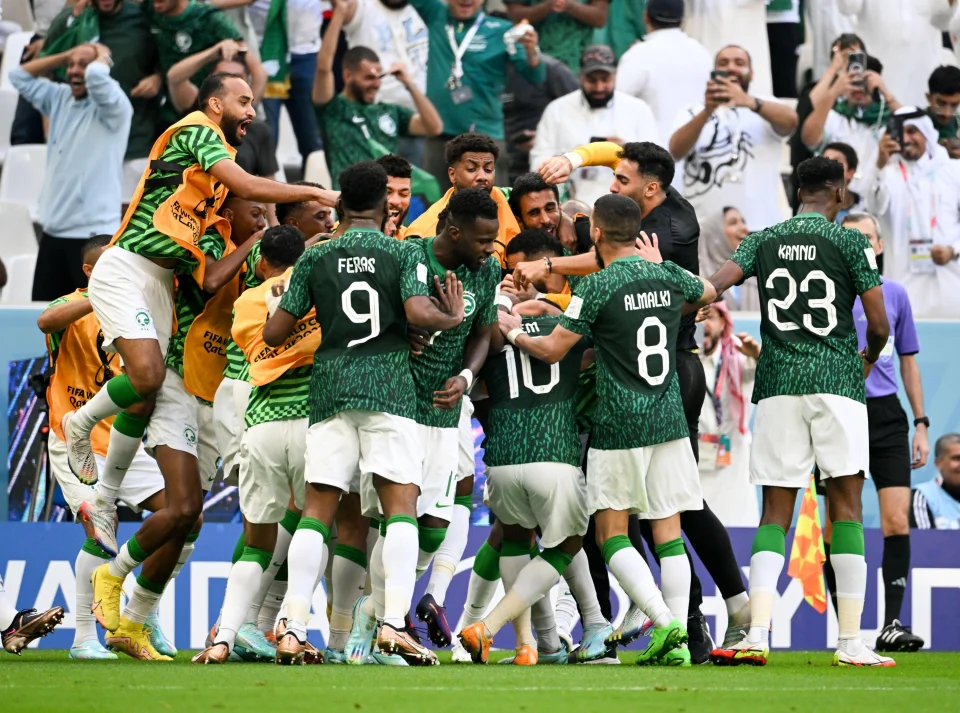 Футболисты сборной Саудовской Аравии празднуют победу на поле