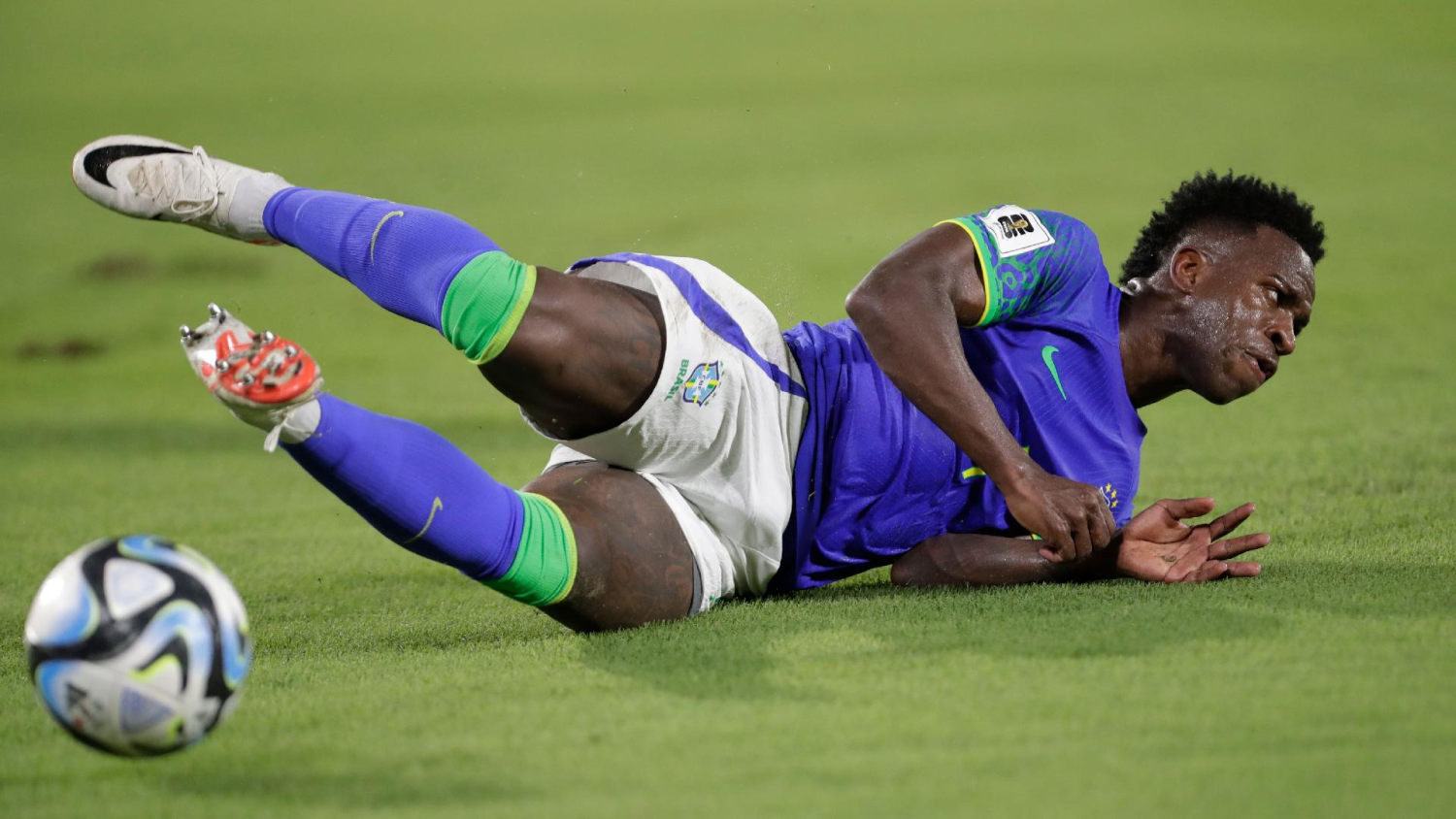 Винисиус получил травму в матче против Колумбии. Фото: Reuters