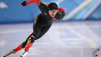 Китайский конькобежец установил олимпийский рекорд — 1:41.98, опередив Штольца и Нёйса