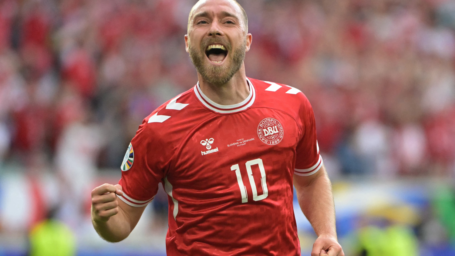 Кристиан Эриксен празднует гол в ворота сборной Словении. Фото The Sun